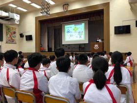 簡單向初中生描述瑜樂伽如何以社會企業身份，用瑜伽作為介入面，來促進長者的全面健康，從而舒緩人口老化的問題