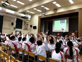 與學生一齊體驗《樂齡瑜伽》