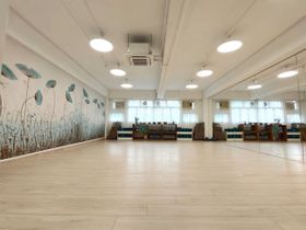 瑜伽練習室——天花燈可調校光暗和色溫：白光、黃光、混合光、暗光，以配合不同時段、不同形式的課堂活動。