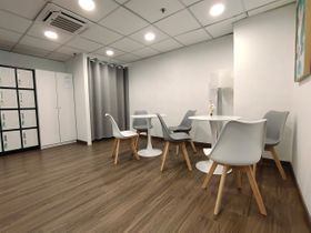 等候區設有儲物櫃、衣櫃和更衣間。